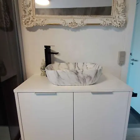 Cosy And Modern House In Peaceful Setting 팜스테이