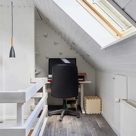 Cosy And Modern House In Peaceful Setting 팜스테이