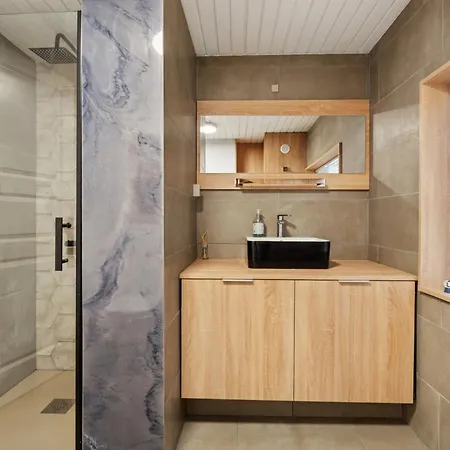 Cosy And Modern House In Peaceful Setting *